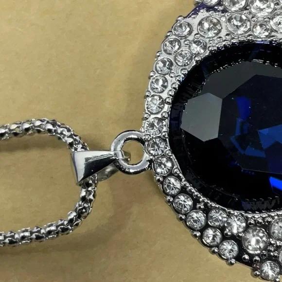 Brand new dazzling dark blue and white rhinestone pendant, with chain - Picture 5 of 5